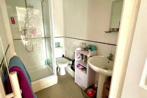 EN-SUITE THREE-PIECE SHOWER ROOM