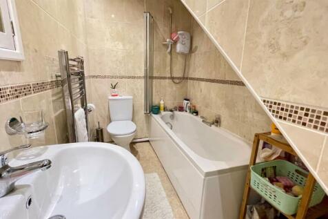 TILED THREE-PIECE BATHROOM