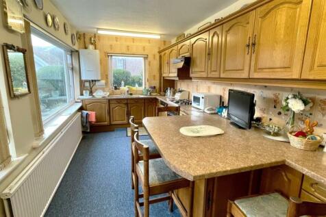DOUBLE ASPECT KITCHEN/BREAKFAST ROOM
