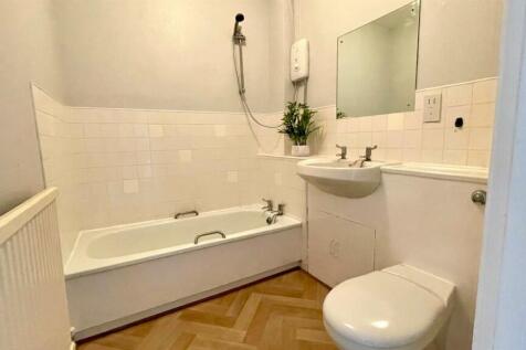 THREE PIECE SHOWER ROOM
