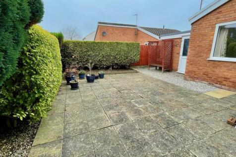 ENCLOSED PAVED REAR GARDEN