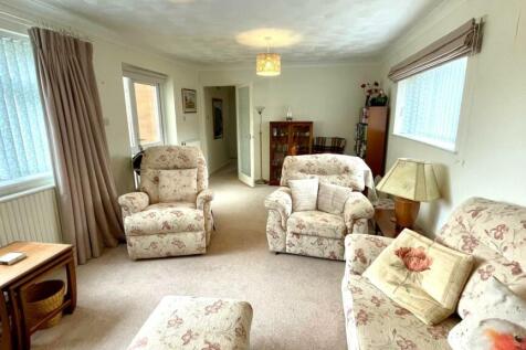 DOUBLE ASPECT LOUNGE/DINING ROOM