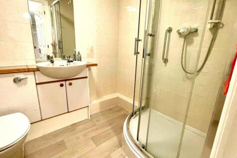3 PIECE SHOWER ROOM