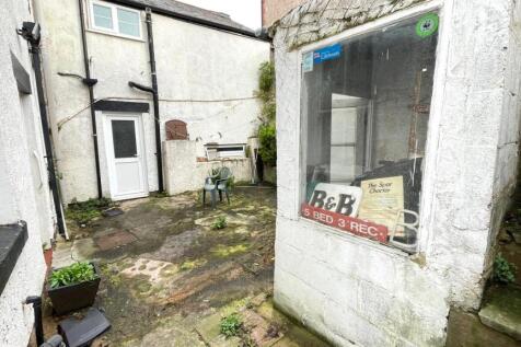 REAR COURTYARD GARDEN