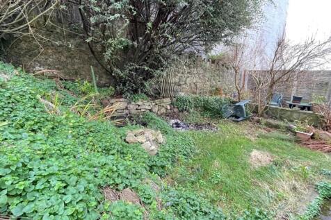 SMALL SIDE GARDEN AREA