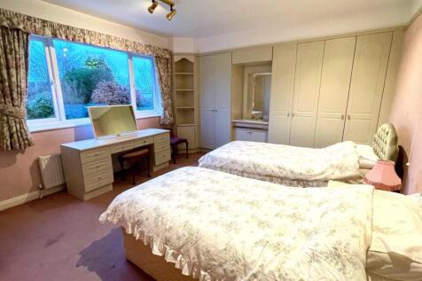 MAIN BEDROOM (off hallway)