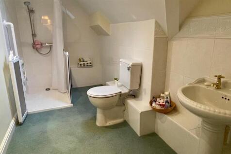 3-PIECE SHOWER ROOM