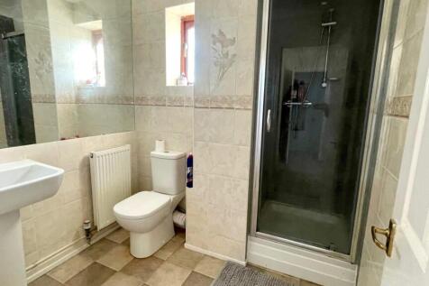 EN-SUITE SHOWER ROOM