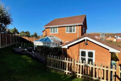 TIERED SIDE AND REAR GARDENS