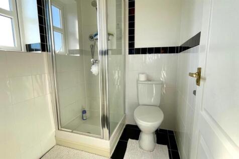 EN-SUITE 3-PIECE SHOWER ROOM