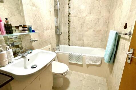 RE-FITTED TILED EN-SUITE 3-PIECE BATHROOM