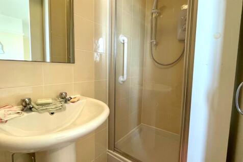 EN-SUITE TILED 3 -PIECE SHOWER ROOM