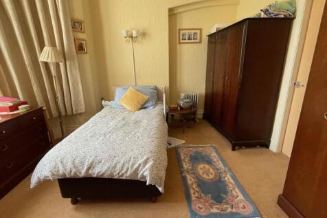 GROUND FLOOR BEDROOM 1