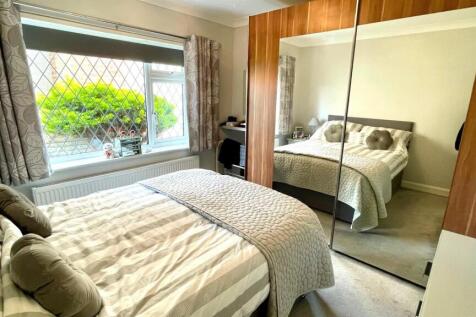 GROUND FLOOR BEDROOM 1