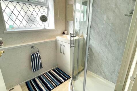 2-PIECE SHOWER ROOM