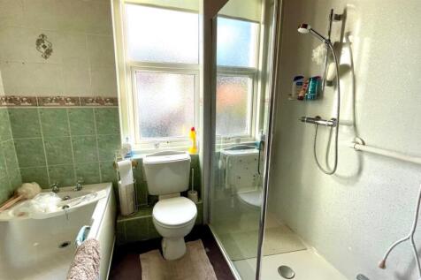 4-PIECE TILED BATHROOM