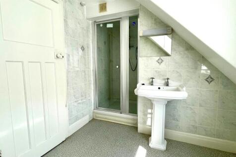 TILED 3-PIECE BATHROOM