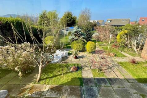 LANDSCAPED REAR GARDEN