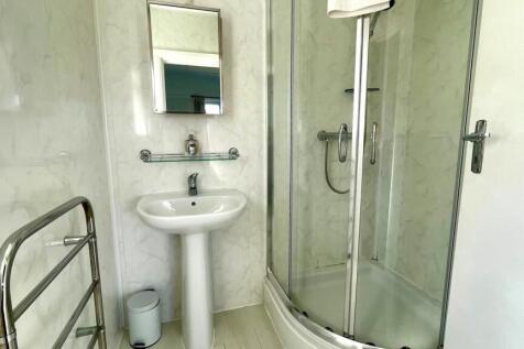 EN-SUITE 3-PIECE SHOWER ROOM