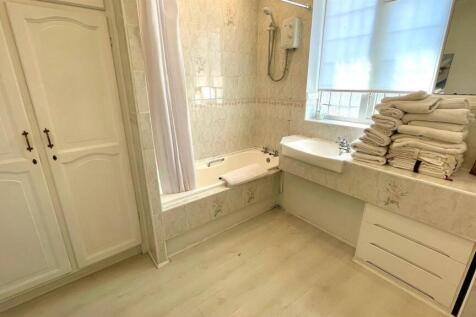 3-PIECE BATHOOM