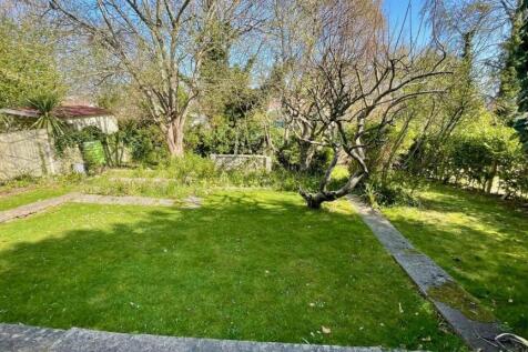 LARGE LANDSCAPED REAR GARDEN
