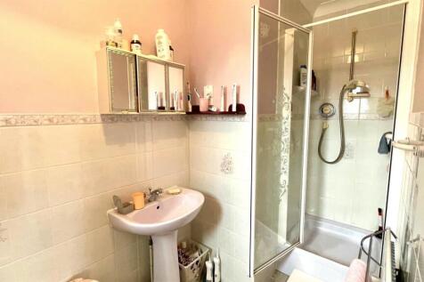 EN-SUITE 3-PIECE SHOWER ROOM