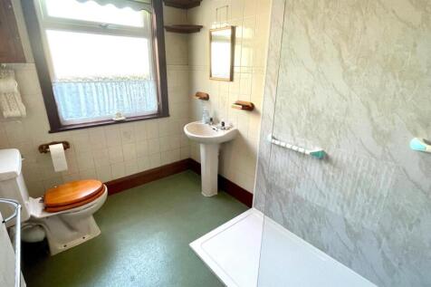 3 PIECE SHOWER ROOM