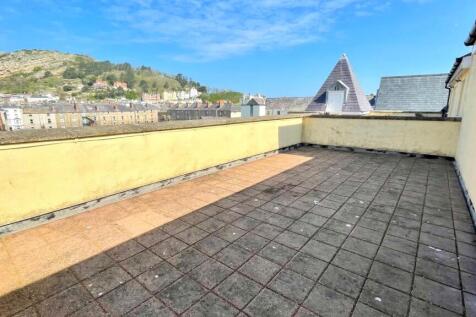 LARGE ROOF TERRACE