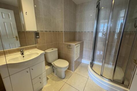 TILED 3 PIECE SHOWER EN-SUITE