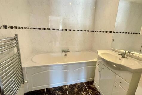 TILED 3 PIECE EN-SUITE BATHROOM