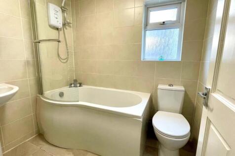 TILED 3 PIECE BATHROOM IN WHITE