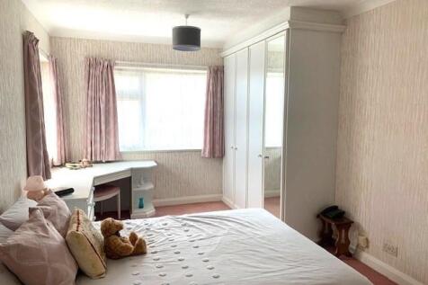 DUAL ASPECT GROUND FLOOR BEDROOM
