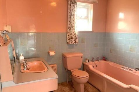 EN-SUITE 3 PIECE BATHROOM