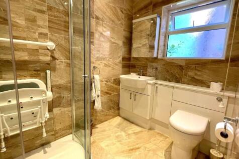 TILED MODERN 3 PIECE SHOWER ROOM IN WHITE