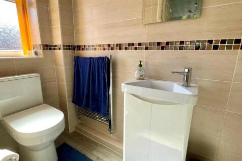 MODERNISED EN-SUITE SHOWER ROOM