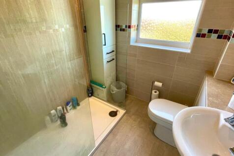 FAMILY SHOWER ROOM