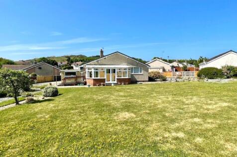 LARGE LANDSCAPED REAR GARDEN