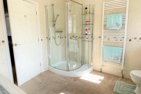 TILED 4 PIECE BATHROOM