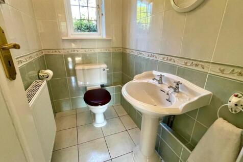 TILED 2 PIECE CLOAKROOM