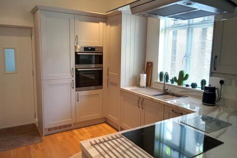 OPEN PLAN KITCHEN/LOUNGE