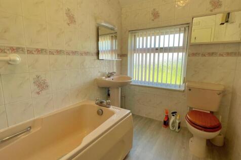 TILED 3 PIECE BATHROOM