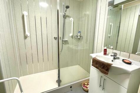 3-PIECE SHOWER ROOM