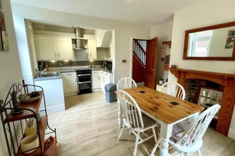 OPEN PLAN KITCHEN/DINING ROOM