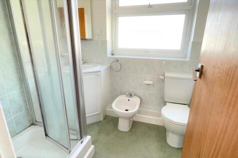 4-PIECE SHOWER ROOM