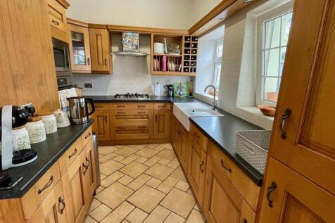 L-SHAPED OPEN PLAN KITCHEN/BREAKFAST ROOM