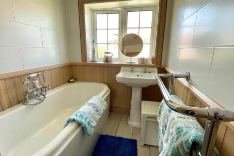 TILED 2 PIECE BATHROOM