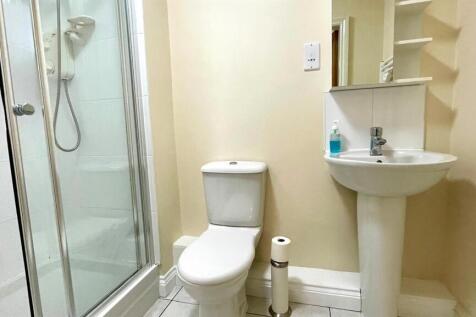 EN-SUITE SHOWER ROOM