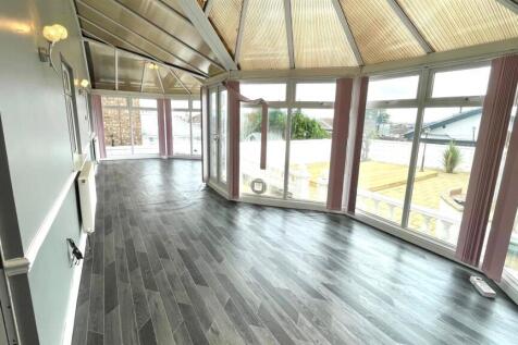 FULL WIDTH CONSERVATORY WITH DINING/SITTING AREA
