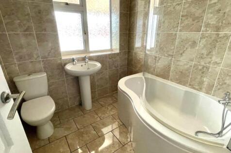TILED 3-PIECE GROUND FLOOR BATHROOM