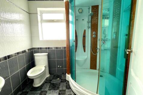TILED 3-PIECE SHOWER ROOM